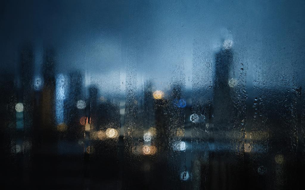 منظره شهر از پشت شیشه‌ای مه‌گرفته